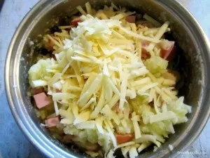 Пиріжки з сосисками і картоплею-рецепт приготування з фото (пиріжки з сосисками і сиром) Пиріжки з сосисками і картоплею-рецепт приготування з фото