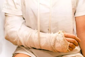 Пов'язка на плечовий суглоб, колосовидная, при вивиху, яка фіксує, Дезо, косиночная, як накласти (пов'язка) Пов'язка на плечовий суглоб, колосовидная, при вивиху, яка фіксує, Дезо, косиночная, як накласти