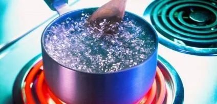 При якій температурі вода закипає (нормальному атмосферному тиску) При якій температурі вода закипає