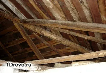 Ремонт старого дерев'яного зрубу будинку або лазні огляд пошкодження і рекомендації (зрубу) Ремонт старого дерев'яного зрубу будинку або лазні огляд пошкодження та рекомендації