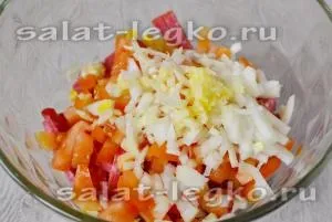 Салат з копченою ковбасою і квасолею, рецепт з фото
