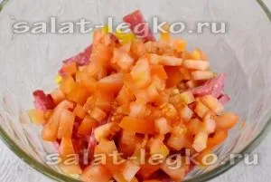 Салат з копченою ковбасою і квасолею, рецепт з фото