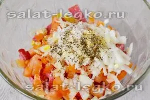Салат з копченою ковбасою і квасолею, рецепт з фото