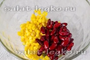 Салат з копченою ковбасою і квасолею, рецепт з фото
