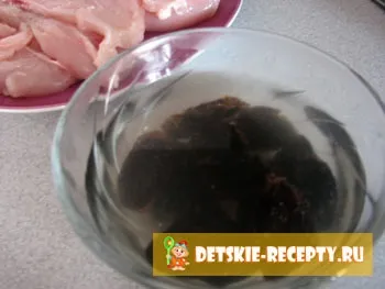 Рулет з курячого філе з чорносливом в духовці, дитячі рецепти, страви