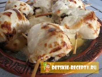 Рулет з курячого філе з чорносливом в духовці, дитячі рецепти, страви