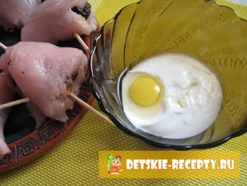 Рулет з курячого філе з чорносливом в духовці, дитячі рецепти, страви