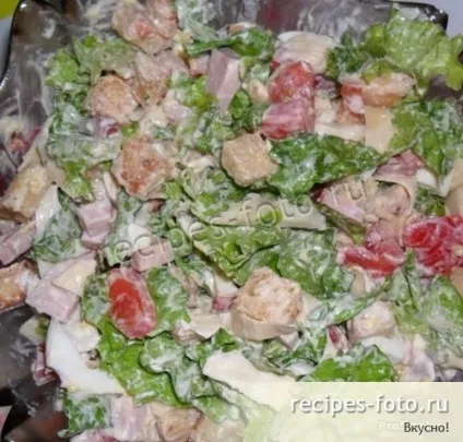 Салат цезар з шинкою, помідорами і сиром рецепт фото
