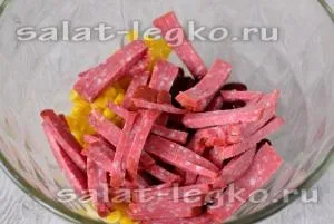 Салат з копченою ковбасою і квасолею, рецепт з фото