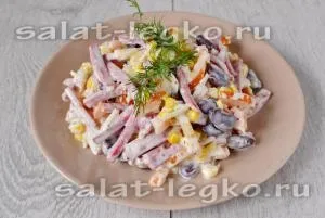 Салат з копченою ковбасою і квасолею, рецепт з фото
