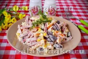 Салат з копченою ковбасою і квасолею, рецепт з фото