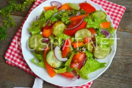 Салат з малосольними огірками