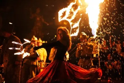 Скільки коштує тамада на весілля (стоїть) Скільки коштує тамада на весілля