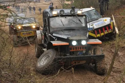 Змагання джип тріал