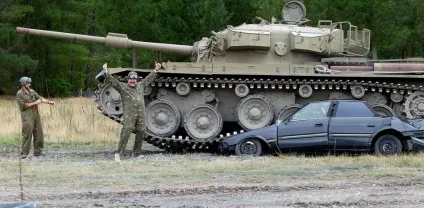 Розвага для справжніх чоловіків їзда на танках по машинах - новини в фотографіях (розвага) Розвага для справжніх чоловіків їзда на танках по машинах - новини в фотографіях