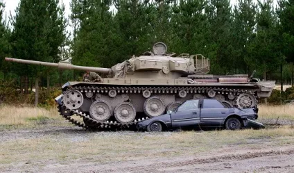Розвага для справжніх чоловіків їзда на танках по машинах - новини в фотографіях (чоловіків) Розвага для справжніх чоловіків їзда на танках по машинах - новини в фотографіях