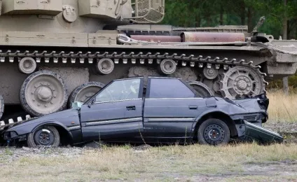 Розвага для справжніх чоловіків їзда на танках по машинах - новини в фотографіях (чоловіків) Розвага для справжніх чоловіків їзда на танках по машинах - новини в фотографіях