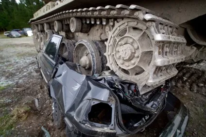 Розвага для справжніх чоловіків їзда на танках по машинах - новини в фотографіях (чоловіків) Розвага для справжніх чоловіків їзда на танках по машинах - новини в фотографіях