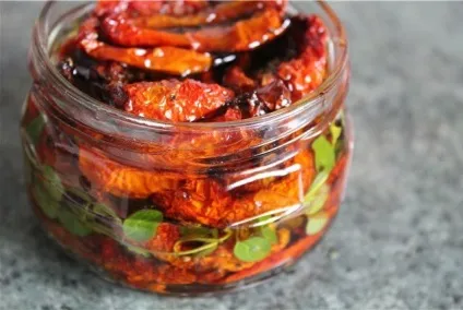 Різні сорти помідорів в іспанській кухні (кухня) Різні сорти помідорів в іспанській кухні