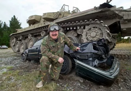 Розвага для справжніх чоловіків їзда на танках по машинах - новини в фотографіях (розвага) Розвага для справжніх чоловіків їзда на танках по машинах - новини в фотографіях