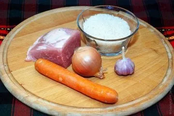 Свинина з рисом, різними овочами і спеціями (спеціями) Свинина з рисом, різними овочами та спеціями