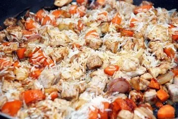 Свинина з рисом, різними овочами і спеціями (смачна страва сніданку) Свинина з рисом, різними овочами та спеціями
