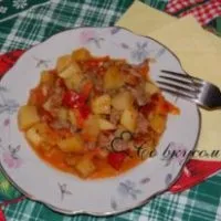 Тушкована картопля з фаршем - рецепт з фото