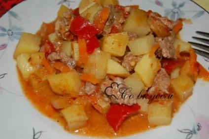 Тушкована картопля з фаршем - рецепт з фото