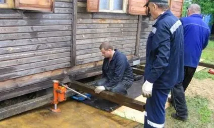 Зміцнення фундаменту дерев'яного будинку своїми руками і його ремонт