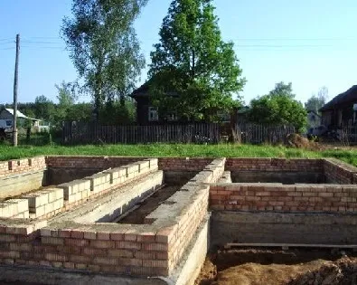На допомогу приватному забудовнику який цегла для цоколя краще вибрати - керамічний або силікатна (краще) На допомогу приватному забудовнику який цегла для цоколя краще вибрати - керамічний або силікатна