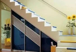 Вбудована шафа під сходами в приватному будинку, варіанти вбудованої шафи під сходами, монтаж (сходами) Вбудована шафа під сходами в приватному будинку, варіанти вбудованої шафи під сходами, монтаж