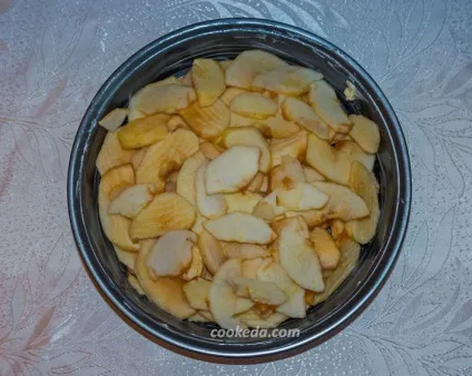Яблучний пиріг шарлотка