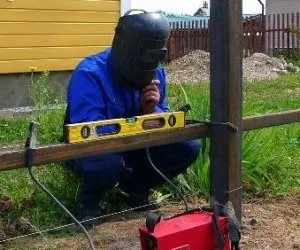 Огорожа з профлиста своїми руками - будівельний сайт (монтаж огорожі з профнастилу) Огорожа з профлиста своїми руками - будівельний сайт