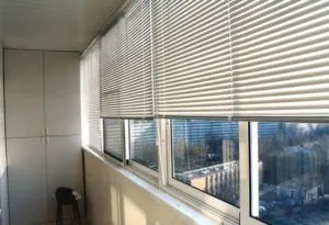 Жалюзі на балкон як вибрати і змонтувати самостійно
