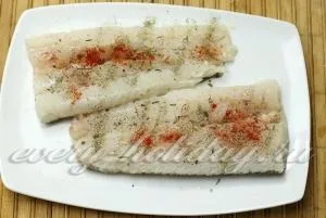 Риба, запечена в духовці з морквою і цибулею