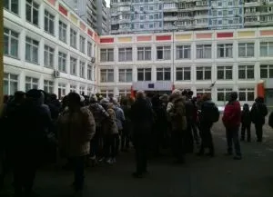 Батьки учнів школи в Москві протестують проти ремонту (культури і спортаУкаіни і світу. Київ) Батьки учнів школи в Москві протестують проти ремонту