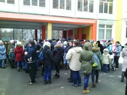 Батьки учнів школи в Москві протестують проти ремонту (новини бізнесу) Батьки учнів школи в Москві протестують проти ремонту