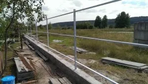 Бетонний цоколь для забору своїми руками (легких видів зборів) Бетонний цоколь для забору своїми руками