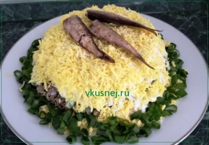 Салат зі шпротами і солоними огірками