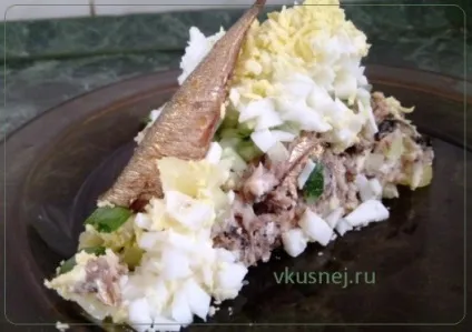 Салат зі шпротами і солоними огірками