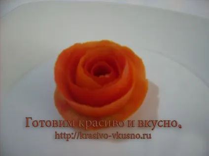 Робимо трояндочку з помідори