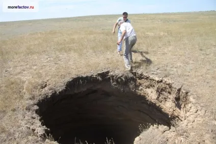 Дірки в землі - аномалія або провали грунту