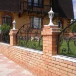 Етапи будівництва паркану з цегли