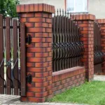 Етапи будівництва паркану з цегли