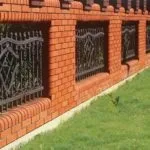 Етапи будівництва паркану з цегли