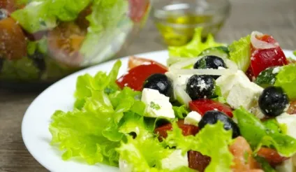 Грецький салат рецепт класичний з покроковими фото (салат грецький з сиром фета) Грецький салат рецепт класичний з покроковими фото