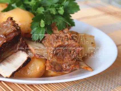 Яловичі реберця в духовці (з картоплею), смачні страви з м'яса (без майонезу) Яловичі реберця в духовці (з картоплею), смачні страви з м'яса