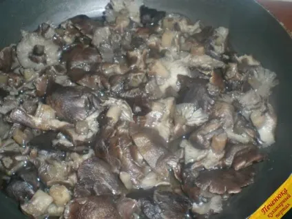 Гриби смажені з цибулею (покроковий рецепт з фото) (Періодично помішуючи смажимо) Гриби смажені з цибулею (покроковий рецепт з фото)