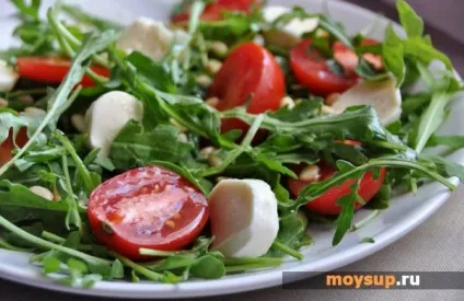 Італійський салат з руколою, помідорами чері і ніжною моцарелою (помідорами) Італійський салат з руколою, помідорами чері і ніжною моцарелою