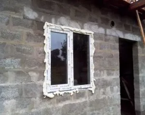 Сарай з піноблоків